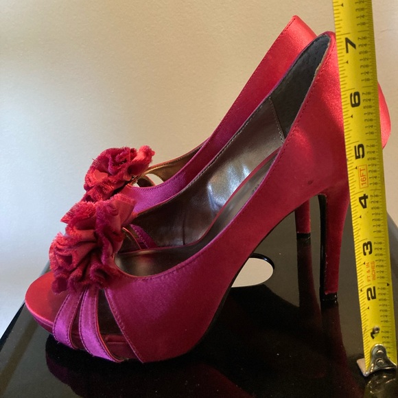 9.5M Lulu Townsend Elanor Fuchsia Pom Pom Pumps 4” - Picture 3 of 10